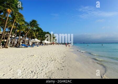 Der unberührte weiße Sandstrand auf der Insel Boracay, Provinz Aklan, Philippinen. Stockfoto