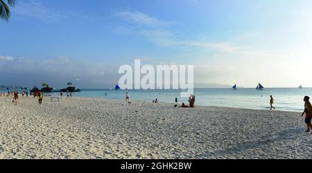 Der unberührte weiße Sandstrand auf der Insel Boracay, Provinz Aklan, Philippinen. Stockfoto