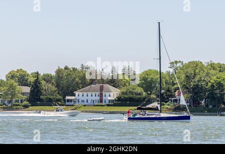 Boote in Dering Harbour, Shelter Island Heights, NY Stockfoto