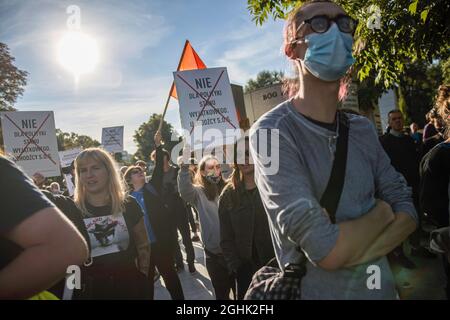 Warschau, Polen. September 2021. Aktivisten halten Plakate mit der Aufschrift "Nein zum Ausnahmezustand" während des Protestes.das polnische Parlament hat heute Abend formell den Ausnahmezustand in zwei an Weißrussland angrenzenden Regionen genehmigt - die erste Ordnung dieser Art seit den kommunistischen Tagen Polens. Viele der wichtigsten Oppositionsparteien Polens haben den Ausnahmezustand kritisiert und argumentiert, dass es sich um eine Überreaktion handelt, die die bürgerlichen Freiheiten eindämmerte. Kredit: SOPA Images Limited/Alamy Live Nachrichten Stockfoto