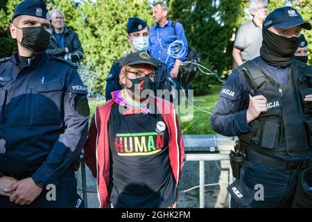 Warschau, Polen. September 2021. Polizeibeamte stehen während des Protestes auf der Wache.das polnische Parlament hat heute Abend den Ausnahmezustand in zwei an Weißrussland angrenzenden Regionen offiziell genehmigt - der erste Befehl seiner Art seit den kommunistischen Tagen Polens. Viele der wichtigsten Oppositionsparteien Polens haben den Ausnahmezustand kritisiert und argumentiert, dass es sich um eine Überreaktion handelt, die die bürgerlichen Freiheiten eindämmerte. Kredit: SOPA Images Limited/Alamy Live Nachrichten Stockfoto