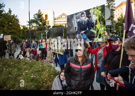 Warschau, Polen. September 2021. Während des Protestes halten Demonstranten Bilder von Flüchtlingen fest, die an der Grenze zwischen Weißrussland und Polen festsitzen.das polnische Parlament hat heute Abend den Ausnahmezustand in zwei an Belarus angrenzenden Regionen offiziell genehmigt - der erste Befehl seiner Art seit den kommunistischen Tagen Polens. Viele der wichtigsten Oppositionsparteien Polens haben den Ausnahmezustand kritisiert und argumentiert, dass es sich um eine Überreaktion handelt, die die bürgerlichen Freiheiten eindämmerte. Kredit: SOPA Images Limited/Alamy Live Nachrichten Stockfoto