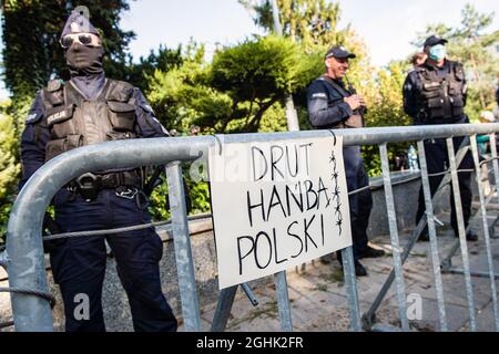 Warschau, Polen. September 2021. An einem Polizeizaun hängt ein Plakat mit der Aufschrift: "Draht ist die Schande für Polen".das polnische Parlament hat heute Abend formell den Ausnahmezustand in zwei an Belarus angrenzenden Regionen genehmigt - die erste Ordnung dieser Art seit den kommunistischen Tagen Polens. Viele der wichtigsten Oppositionsparteien Polens haben den Ausnahmezustand kritisiert und argumentiert, dass es sich um eine Überreaktion handelt, die die bürgerlichen Freiheiten eindämmerte. Kredit: SOPA Images Limited/Alamy Live Nachrichten Stockfoto