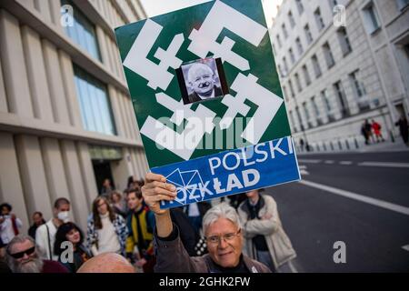 Warschau, Polen. September 2021. Es wird ein älterer Protestler gesehen, der das Bild des Führers der Regierungspartei PiS trägt. Jaroslaw Kaczynski mit Hitlers Schnurrbart während des Protestes das polnische Parlament hat heute Abend formell den Ausnahmezustand in zwei Grenzregionen zu Belarus genehmigt - die erste Ordnung dieser Art seit den kommunistischen Tagen Polens. Viele der wichtigsten Oppositionsparteien Polens haben den Ausnahmezustand kritisiert und argumentiert, dass es sich um eine Überreaktion handelt, die die bürgerlichen Freiheiten eindämmerte. Kredit: SOPA Images Limited/Alamy Live Nachrichten Stockfoto