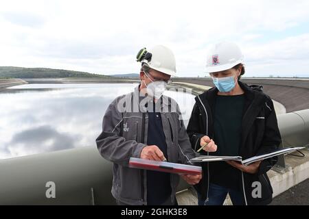 Edertal, Deutschland. September 2021. Jörg Lingelbach, Leiter Betrieb und Instandhaltung, und Stephanie Liebscher, Staudammaufsicht, stehen während der Inspektion im Pumpspeicherkraftwerk Waldeck am Edersee am Waldeck 2 oberes Reservoir. Die Staudammaufsicht muss die Staudämme in regelmäßigen Abständen inspizieren. (An dpa 'auf dem Damm mit dem Staumeister') Quelle: Swen Pförtner/dpa/Alamy Live News Stockfoto