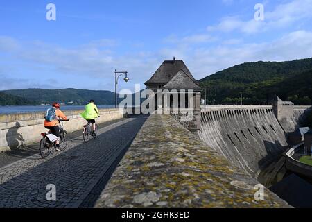 Edertal, Deutschland. September 2021. Blick auf die Staumauer am Edersee. Die Staudammaufsicht muss die Staudämme in regelmäßigen Abständen überprüfen. (An dpa 'auf dem Damm mit dem Staumeister') Quelle: Swen Pförtner/dpa/Alamy Live News Stockfoto