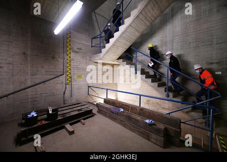 Edertal, Deutschland. September 2021. Bei der Inspektion des Pumpspeicherkraftwerks Waldeck am Edersee gehen Mitarbeiter der Staudammaufsichtsbehörde durch die Ansaugstruktur des oberen Staubeckens des Pumpspeicherkraftwerks Waldeck 2. Die Staudammaufsicht muss die Staudämme in regelmäßigen Abständen inspizieren. (An dpa 'auf dem Damm mit dem Staumeister') Quelle: Swen Pförtner/dpa/Alamy Live News Stockfoto