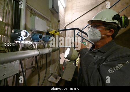 Edertal, Deutschland. September 2021. Jörg Lingelbach, Leiter Betrieb und Instandhaltung, steht bei der Inspektion des Pumpspeicherkraftwerks Waldeck am Edersee im Ansaugbau des oberen Stausees des Pumpspeicherkraftwerks Waldeck 2. Die Staudammaufsicht muss die Staudämme in regelmäßigen Abständen inspizieren. (An dpa 'auf dem Damm mit dem Staumeister') Quelle: Swen Pförtner/dpa/Alamy Live News Stockfoto