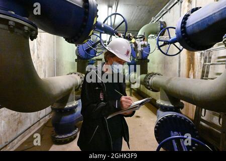 Edertal, Deutschland. September 2021. Stephanie Liebscher, Staudammleiterin, steht im Ansaugtrakt des oberen Speicherreservoirs des Pumpspeicherkraftwerks Waldeck 2 während der Inspektion des Pumpspeicherkraftwerks Waldeck am Edersee. Der Staudammaufseher muss die Staudämme in regelmäßigen Abständen inspizieren. (An dpa 'auf dem Damm mit dem Staumeister') Quelle: Swen Pförtner/dpa/Alamy Live News Stockfoto