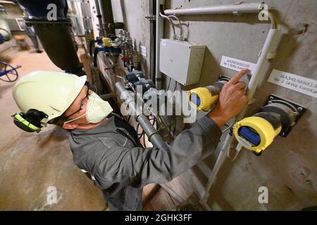 Edertal, Deutschland. September 2021. Jörg Lingelbach, Leiter Betrieb und Instandhaltung, steht bei der Inspektion des Pumpspeicherkraftwerks Waldeck am Edersee im Ansaugbau des oberen Stausees des Pumpspeicherkraftwerks Waldeck 2. Die Staudammaufsicht muss die Staudämme in regelmäßigen Abständen inspizieren. (An dpa 'auf dem Damm mit dem Staumeister') Quelle: Swen Pförtner/dpa/Alamy Live News Stockfoto