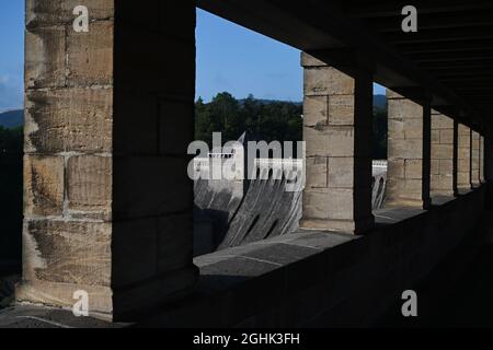 Edertal, Deutschland. September 2021. Blick auf die Staumauer am Edersee. Die Staudammaufsicht muss die Staudämme in regelmäßigen Abständen überprüfen. (An dpa 'auf dem Damm mit dem Staumeister') Quelle: Swen Pförtner/dpa/Alamy Live News Stockfoto