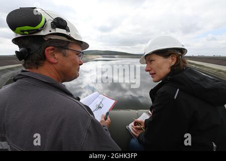 Edertal, Deutschland. September 2021. Jörg Lingelbach, Leiter Betrieb und Instandhaltung, und Stephanie Liebscher, Staudammaufsicht, stehen während der Inspektion im Pumpspeicherkraftwerk Waldeck am Edersee am Waldeck 2 oberes Reservoir. Die Staudammaufsicht muss die Staudämme in regelmäßigen Abständen inspizieren. (An dpa 'auf dem Damm mit dem Staumeister') Quelle: Swen Pförtner/dpa/Alamy Live News Stockfoto