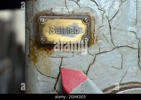 Edertal, Deutschland. September 2021. Ein Schild mit der Aufschrift „Betrieb“ ist in der Ansaugstruktur des oberen Stausees des Pumpspeicherkraftwerks Waldeck 1 zu sehen. Die Staudammaufsicht muss die Staudämme in regelmäßigen Abständen überprüfen. (An dpa 'auf dem Damm mit dem Staumeister') Quelle: Swen Pförtner/dpa/Alamy Live News Stockfoto