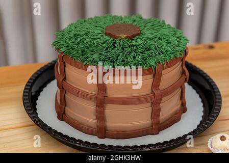 Dekorierter Schokoladenkuchen. Kuchen im Landhausstil auf einem hellen Holztisch. Stockfoto