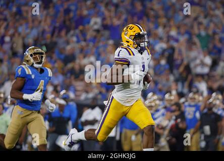 Pasadena, Kalifornien, USA. September 2021. Der LSU Tigers Wide Receiver Kayshon BOUTTE #1 trägt den Ball und erzielt einen Touchdown während des NCAA-Fußballspiels zwischen den UCLA Bruins und den LSU Tigers beim Rose Bowl in Pasadena, Kalifornien. Obligatorischer Bildnachweis : Charles Baus/CSM/Alamy Live News Stockfoto