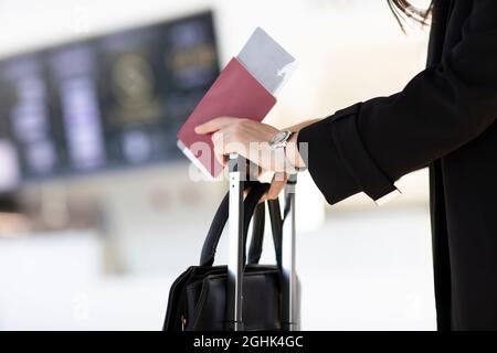 Junge Geschäftsfrau mit Flugticket am Flughafen Stockfoto