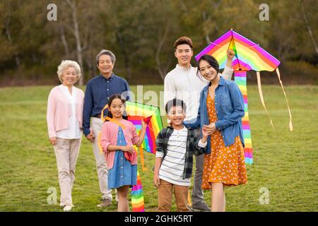 Glückliche Familie spielt auf der Wiese Stockfoto