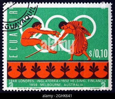 ECUADOR - UM 1966: Eine in Ecuador gedruckte Briefmarke zeigt Weitsprung, Geschichte der Olympischen Sommerspiele, um 1966 Stockfoto