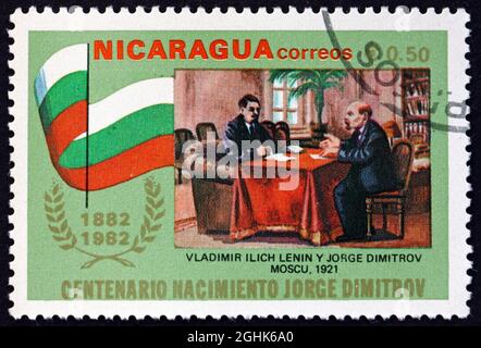 NICARAGUA - UM 1982: Eine in Nicaragua gedruckte Briefmarke zeigt Lenin und Dimitrov, 1921, um 1982 Stockfoto