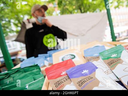 Hannover, Deutschland. August 2021. Michael Blautzik von Bugoo verkauft Insekten zum Verzehr auf dem Linden-Markt. Quelle: Julian Stratenschulte/dpa/Alamy Live News Stockfoto