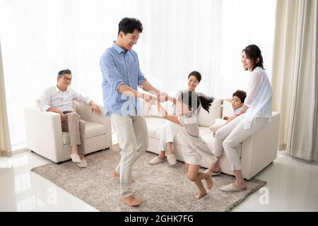 Glückliche Familie, die sich im Wohnzimmer entspannen kann Stockfoto