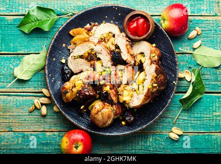 Hackbraten in Scheiben mit Äpfeln, Datteln und Pistazien. Gebackenes mageres Fleisch. Stockfoto