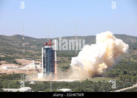 Taiyuan. September 2021. Eine lange Rakete vom März bis zum 4. März 5 02, die den Satelliten Gaofen-7 trägt, startet vom Taiyuan Satellitenstartzentrum in der nordchinesischen Provinz Shanxi. 2021 China schickte den neuen Erdbeobachtungssatelliten am Dienstag um 11:01 Uhr (Pekinger Zeit) vom Taiyuan Satellitenstartzentrum in den Weltraum. Quelle: Zheng Bin/Xinhua/Alamy Live News Stockfoto