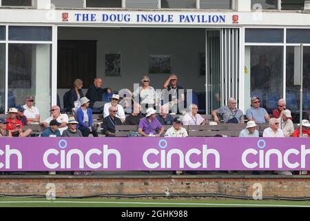 Die Zuschauer blicken vom Pavillon aus während des Essex CCC gegen Gloucestershire CCC, LV Insurance County Championship Division 2 Cricket bei der Cloudfm Count Stockfoto