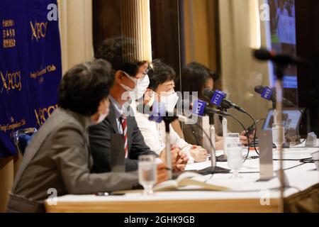 Tokio, Japan. September 2021. Eiko Kawasaki (C), Klägerin und Überlebende der Kampagne „Paradies auf Erden“ des nordkoreanischen Rückführungsprogramms, spricht während einer Pressekonferenz im Club der ausländischen Korrespondenten von Japan am 7. September 2021 in Tokio, Japan. Kawasaki und der Anwalt Kenji Fukuda sprachen über die Opfer des nordkoreanischen Repatriierungsprogramms und den Rechtsstreit vor dem Bezirksgericht Tokio, der am 14. Oktober als nächstes mündlich vorgebracht wurde. Kredit: Rodrigo Reyes Marin/AFLO/Alamy Live Nachrichten Gutschrift: Aflo Co. Ltd./Alamy Live Nachrichten Stockfoto