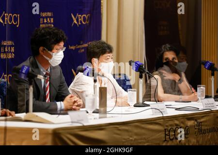 Tokio, Japan. September 2021. Eiko Kawasaki (C), Klägerin und Überlebende der Kampagne „Paradies auf Erden“ des nordkoreanischen Rückführungsprogramms, spricht während einer Pressekonferenz im Club der ausländischen Korrespondenten von Japan am 7. September 2021 in Tokio, Japan. Kawasaki und der Anwalt Kenji Fukuda sprachen über die Opfer des nordkoreanischen Repatriierungsprogramms und den Rechtsstreit vor dem Bezirksgericht Tokio, der am 14. Oktober als nächstes mündlich vorgebracht wurde. Kredit: Rodrigo Reyes Marin/AFLO/Alamy Live Nachrichten Gutschrift: Aflo Co. Ltd./Alamy Live Nachrichten Stockfoto