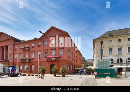 Karlsruhe, Deutschland - August 2021: Marktplatz mit Rathausgebäude in der Innenstadt an sonnigen Tagen Stockfoto