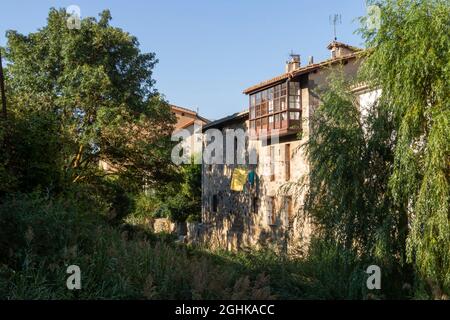 Mittelalterliche Fassaden und Gebäude im Dorf Pancorbo, Provinz Burgos, Spanien Stockfoto