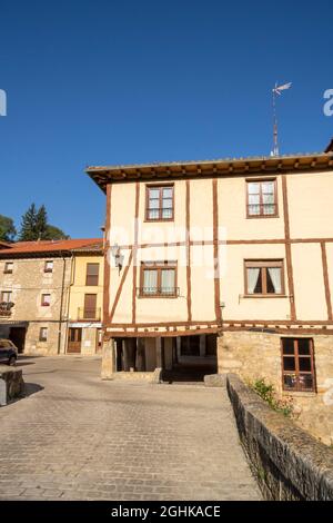 Mittelalterliche Fassaden und Gebäude im Dorf Pancorbo, Provinz Burgos, Spanien Stockfoto