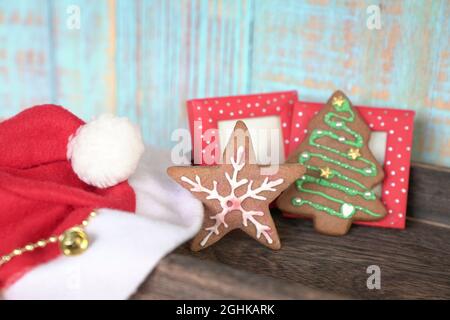 Lebkuchenkekse und roter weihnachtsmann-Hut. Weihnachtsfeiertagskonzept. Stockfoto