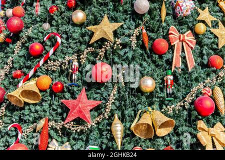Weihnachtsschmuck auf einem großen weihnachtsbaum, mit Sternen, Glocken, Zuckerrüben, Bögen, Balls and Elfs, Town Square, Dubai, Vereinigte Arabische Emirate. Stockfoto