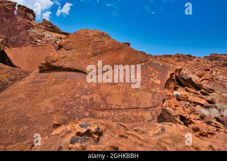 Ort der antiken Petroglyphen. Geschnitzt mit Giraffen, Pferden und anderen Tieren. Der versteinerte Wald und das Weltkulturerbe Twyfelfontein (ǀUi-ǁA Stockfoto