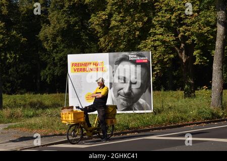 Düsseldorf, 02. September 2021: Werbeplakate und Banner für die Bundestagswahl. Poster. Postbote auf dem Hintergrund des FDP-Posters Stockfoto