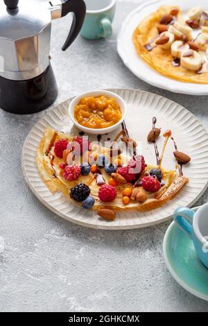 Frühstück Crepes mit Kaffeetassen Topf Stockfoto