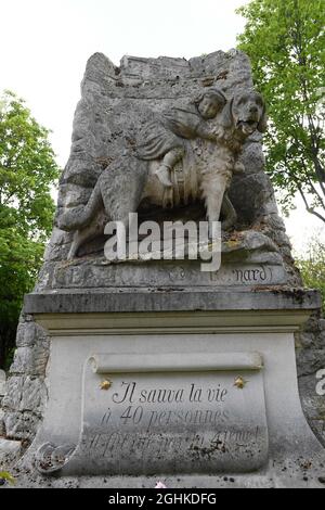 Denkmal für den Hund Barry in der 'Cimetiere des Chiens' in Asnieres-sur-seine am Stadtrand von Paris, Frankreich, am 2021. Mai.der Pariser 'Friedhof der Hunde und anderer Haustiere' gilt als der älteste öffentliche Tierfriedhof der Welt. Le 'Cimetiere des Chiens' ist ein langer, enger Friedhof mit attraktiv gestalteten Gärten, die auf die seine blicken. Die ordentlich angelegten Gräberreihen umfassen Grabsteine und andere Denkmäler aus dem späten 19. Jahrhundert bis in die Gegenwart, viele mit Statuen oder Fotos von geliebten Haustieren. Der Friedhof verdankt seine Anfänge einem Gesetz, das 1898 verabschiedet wurde, als die Pariser CI Stockfoto