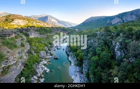 Blick auf das Tal des Flusses Moraca zwischen den felsigen Bergen, Montenegro Stockfoto