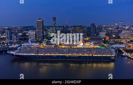 Cunards Queen Elizabeth-Schiff legt vor dem Absetzen der Segel am Liverpool Cruise Terminal an. Bilddatum: Montag, 6. September 2021. Stockfoto