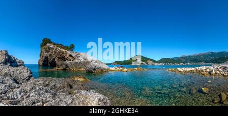 Malerisches Panorama der budva riviera in Montenegro von der Insel Sveti Nikola. Adria, Europa Stockfoto