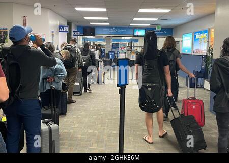 Am Samstag, den 4. September 2021, in Burbank, stehen Menschen in der TSA-Sicherheitslinie am Flughafen Hollywood Burbank, Kalif. Stockfoto