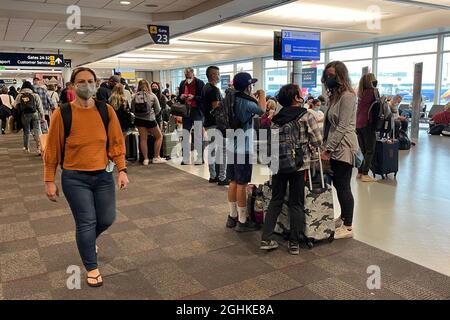 Passagiere warten am Samstag, den 4. September 2021, in Oakland auf den Flug von Southwest Airlines am Gate 23 von Terminal 2 des internationalen Flughafens Oakland, Cali Stockfoto