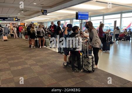 Passagiere warten am Samstag, den 4. September 2021, in Oakland auf den Flug von Southwest Airlines am Gate 23 von Terminal 2 des internationalen Flughafens Oakland, Cali Stockfoto