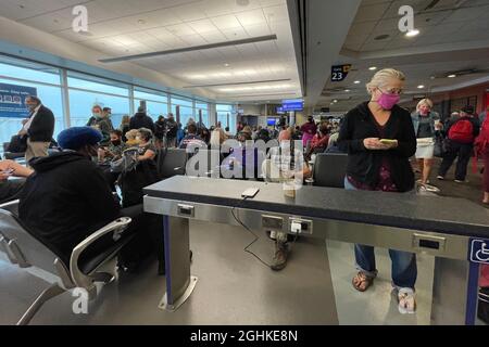 Passagiere warten am Samstag, den 4. September 2021, in Oakland auf den Flug von Southwest Airlines am Gate 23 von Terminal 2 des internationalen Flughafens Oakland, Cali Stockfoto