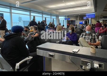 Passagiere warten am Samstag, den 4. September 2021, in Oakland auf den Flug von Southwest Airlines am Gate 23 von Terminal 2 des internationalen Flughafens Oakland, Cali Stockfoto