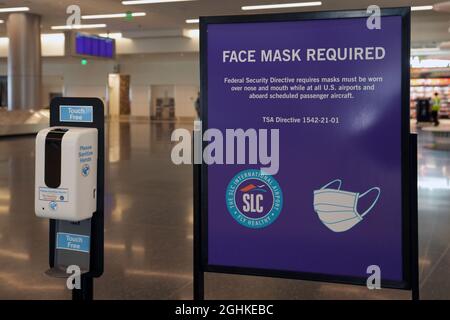 Eine Gesichtsmaske erforderte ein Schild und einen Händedesinfektionsbehälter am internationalen Flughafen von Salt Lake City inmitten der globalen Coronavirus-Pandemie COVID-19, Sund Stockfoto