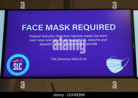 Eine Gesichtsmaske erforderte ein Schild am TSA-Sicherheitskontrollpunkt am internationalen Flughafen von Salt Lake City inmitten der globalen Coronavirus-Pandemie COVID-19, Su Stockfoto