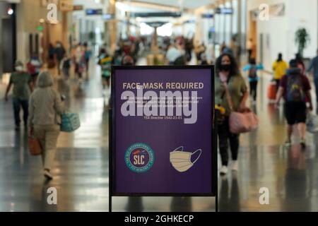 Am Sonntag, den 5. September 2021, in Salt La, musste eine Gesichtsmaske am internationalen Flughafen von Salt Lake City, inmitten der weltweiten COVID-19-Pandemie, ein Schild tragen Stockfoto